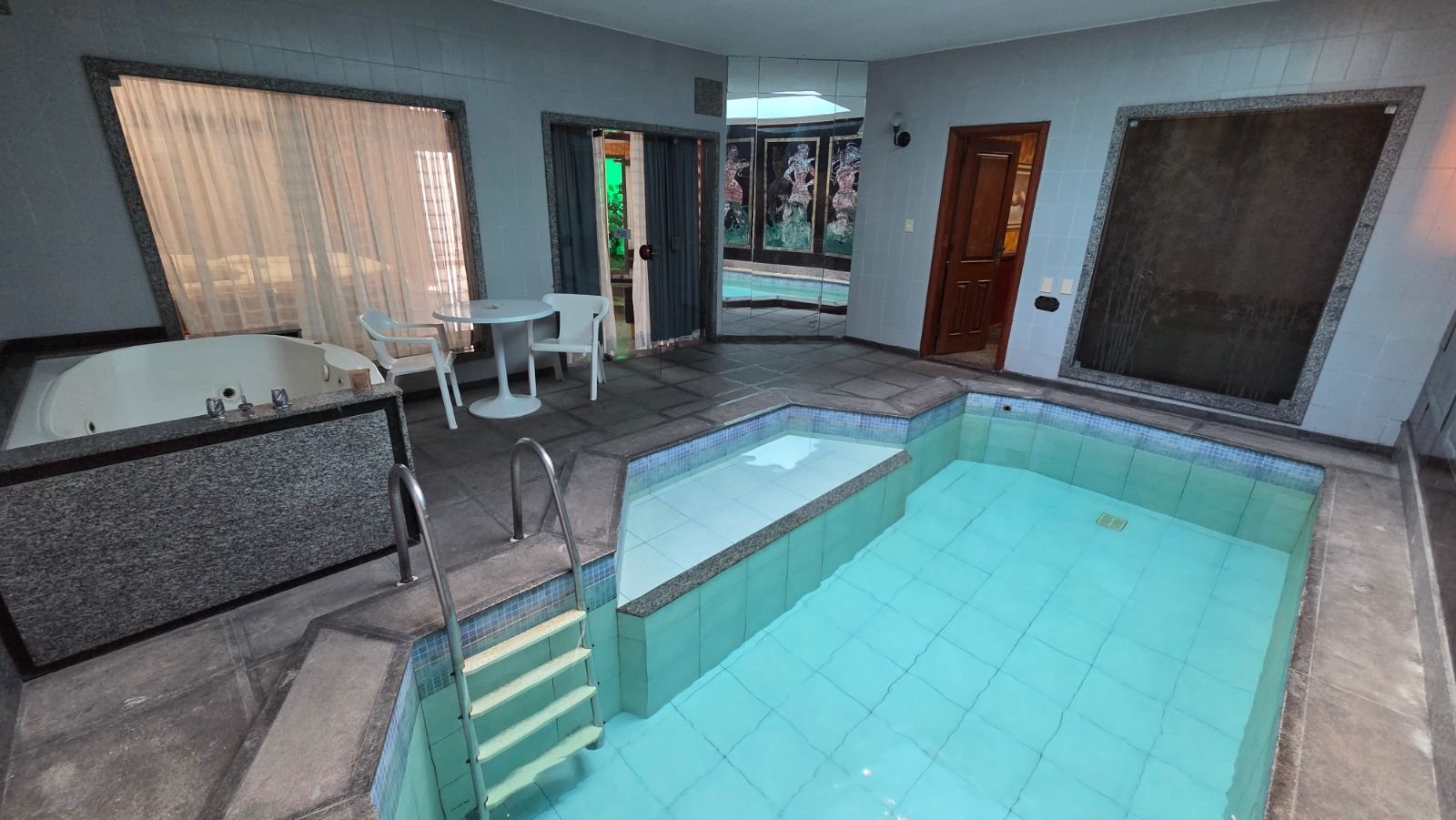 Piscina interna aquecida da Suíte Palace